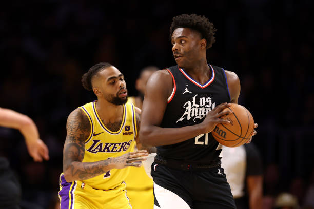 Struggling Los Angeles Lakers Ponder Lineup Shake-Up: Powerhouse Jarred Vanderbilt Emerges as Potential Starter, Replacing D’Angelo Russell