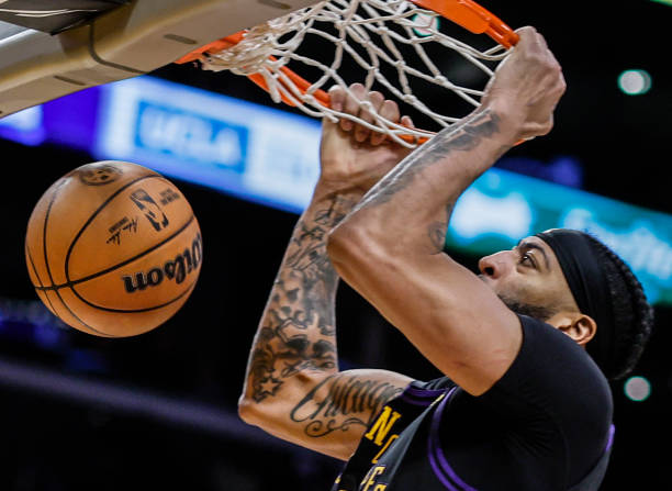 Anthony Davis Shines in Lakers Victory: A Dominant Performance and Defensive Prowess