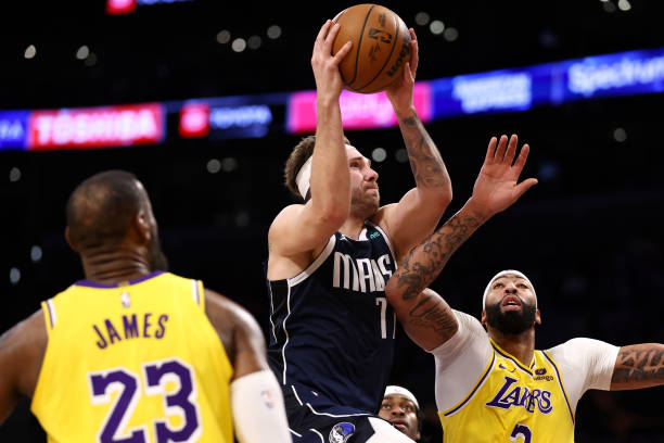 Anthony Davis Achieves Milestone in Lakers’ Clash Against Mavericks