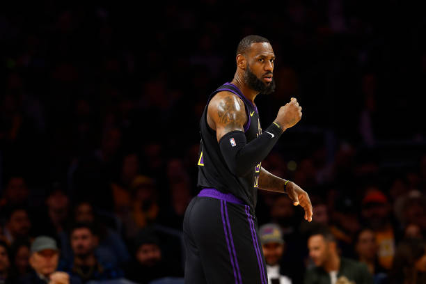 Lakers Outplay Thunder as LeBron James and Davis Lead Team to Victory