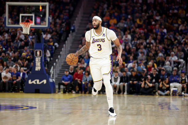 Anthony Davis Returns Strong, Leads Lakers to Victory with Defensive Dominance