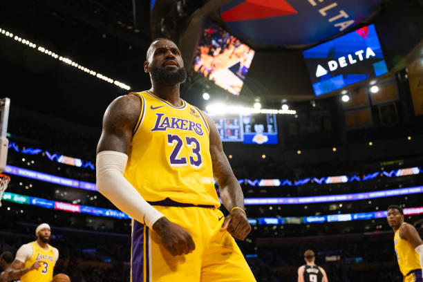  Los Angeles Lakers Suffer Crushing Defeat Against Sacramento Kings, Playoff Hopes Dwindle