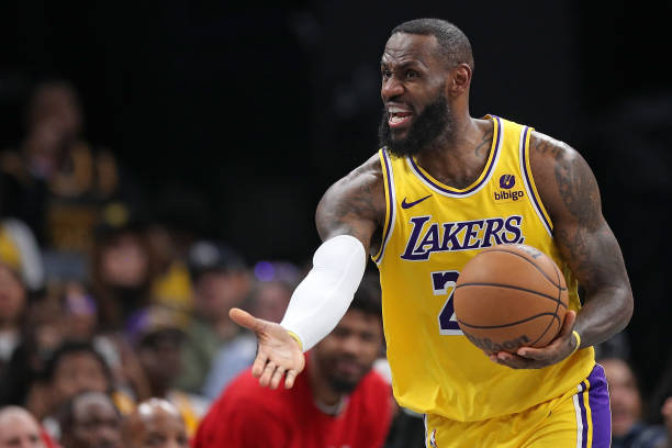 LeBron James and Anthony Davis led the Los Angeles Lakers to victory against the Memphis Grizzlies